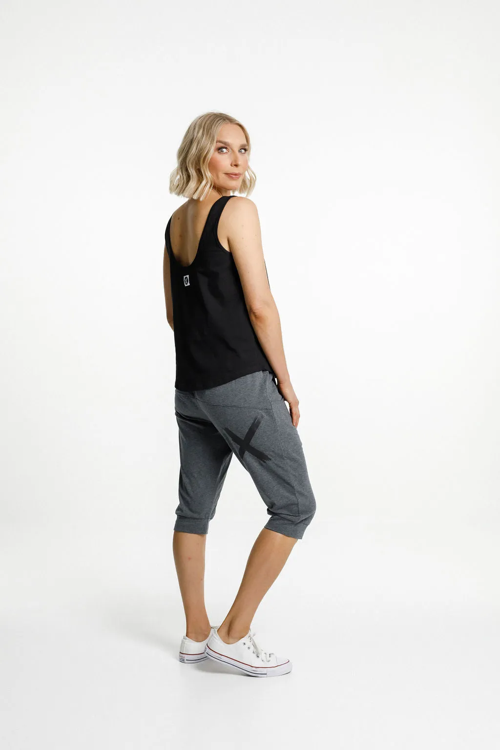 3/4 Apartment Pants In Charcoal - Black X
