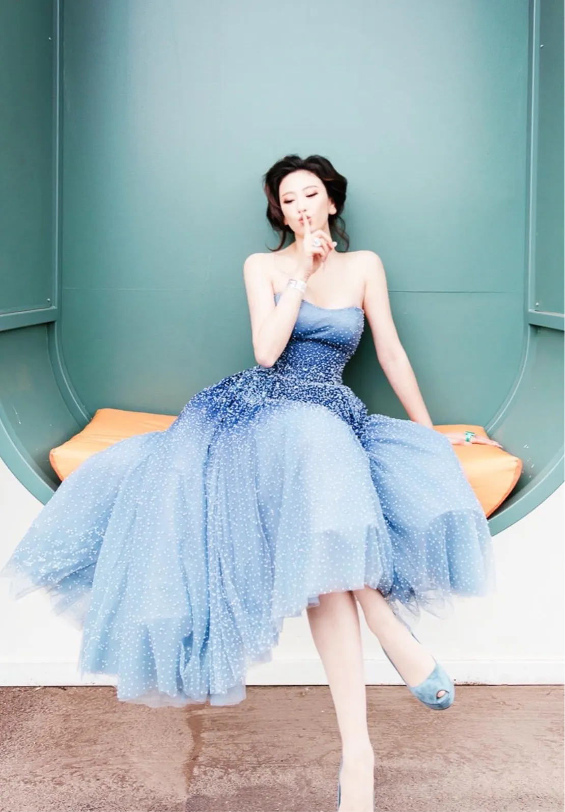 Luxury gradient blue crystals pearls sequins handmade beaded tea length couture prom dresses